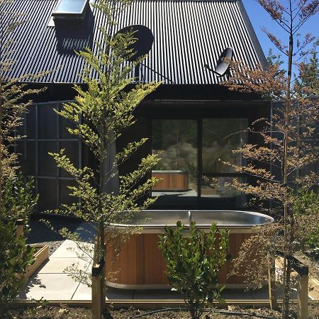 The Black House With Stunning Outdoor Bath Lake Tekapo Exterior photo