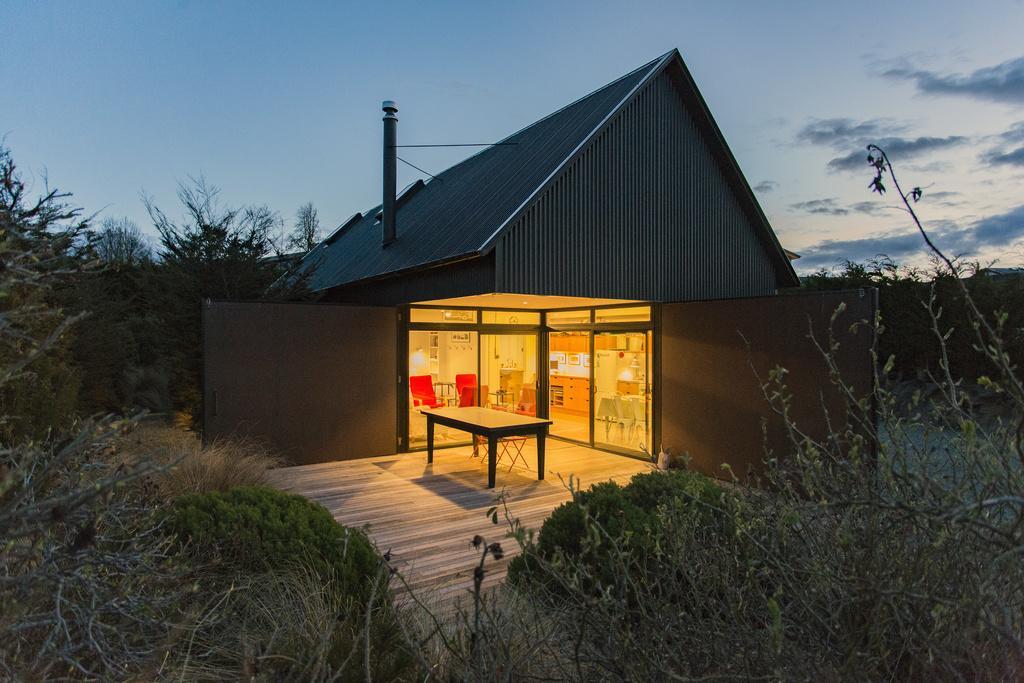The Black House With Stunning Outdoor Bath Lake Tekapo Exterior photo