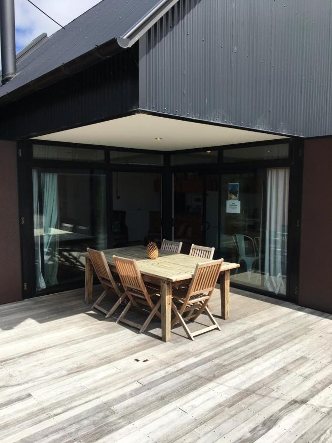 The Black House With Stunning Outdoor Bath Lake Tekapo Exterior photo
