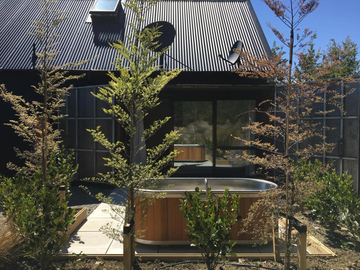 The Black House With Stunning Outdoor Bath Lake Tekapo Exterior photo